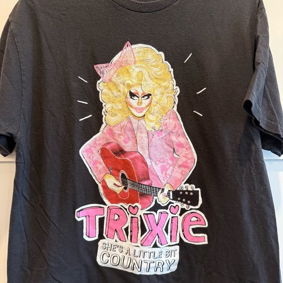 Black Medium T-Shirt with Trixie Graphic - Picture 2 of 5